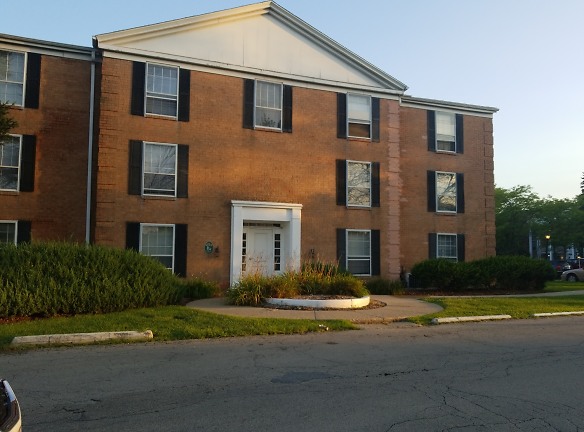 Versailles Place Apartments - Rockford, IL