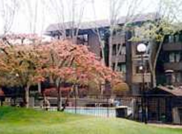 Executive Estates - Seattle, WA