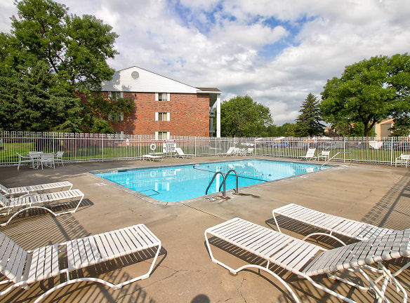 Colonial Heights Apartments - Lincoln, NE