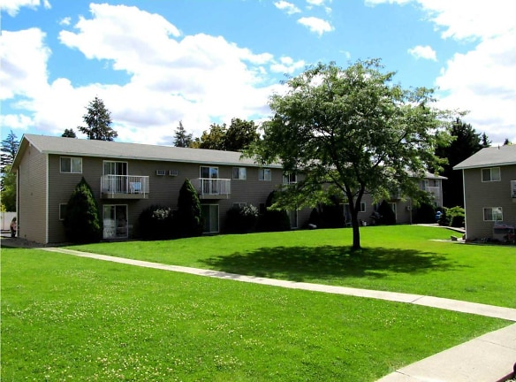 Four Oaks & The Villa Apartments - Spokane Valley, WA