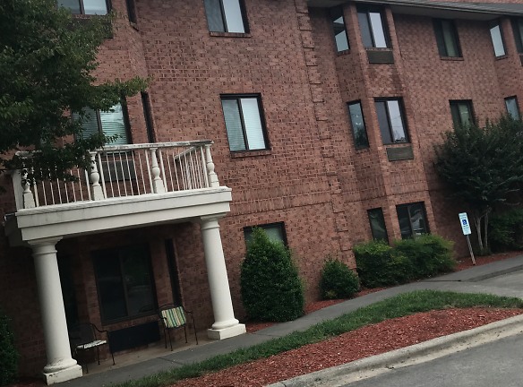 Forsyth Court Apartments - Winston Salem, NC