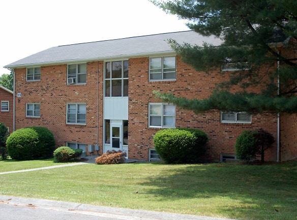 300 Apartment Heights Dr - Blacksburg, VA