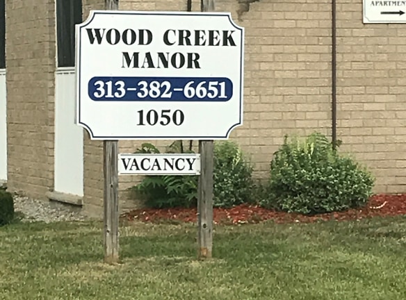 Woodcreek Manor Apartments - Lincoln Park, MI