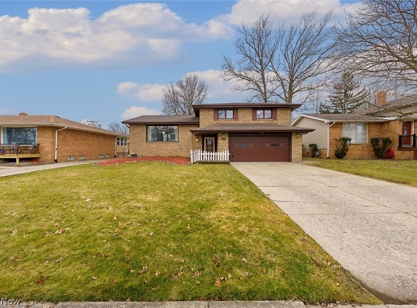 2207 Oaklawn Dr - Parma, OH