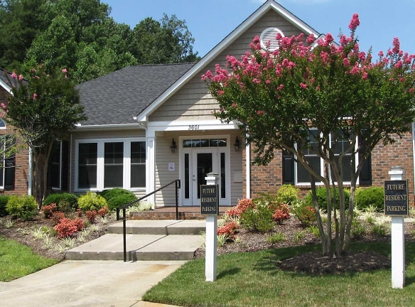 Laurel Bluff Apartments & Townhomes - High Point, NC