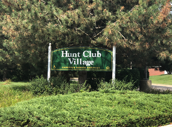 Hunt Club Village Apartments - Saint Charles, IL