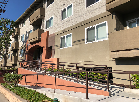 Orange Wood Court X Apartments - Sherman Oaks, CA