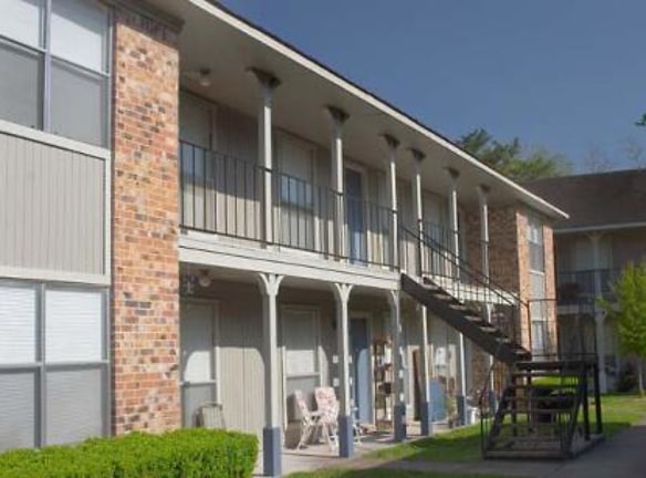 Cedar Wood Apartment Homes - Alvin, TX