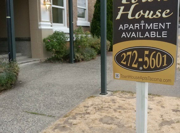 Town House Apartments - Tacoma, WA