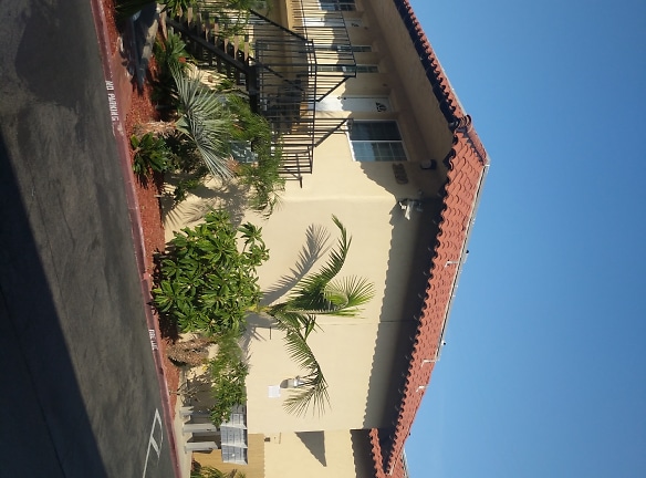 Sus Casitas Apartments - Costa Mesa, CA