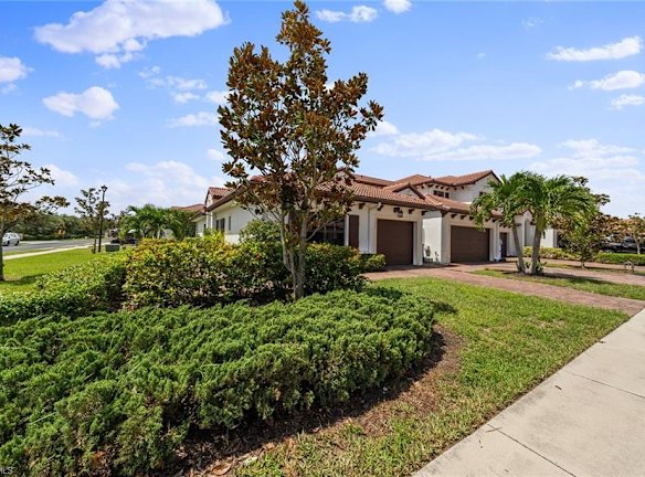 7884 Bristol Cir - Naples, FL