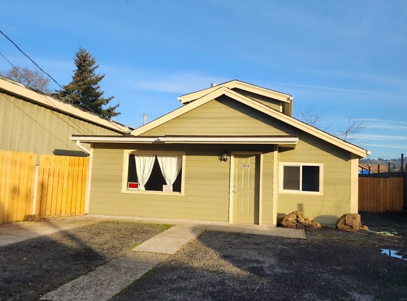 1408 S 5th Ave - Kelso, WA