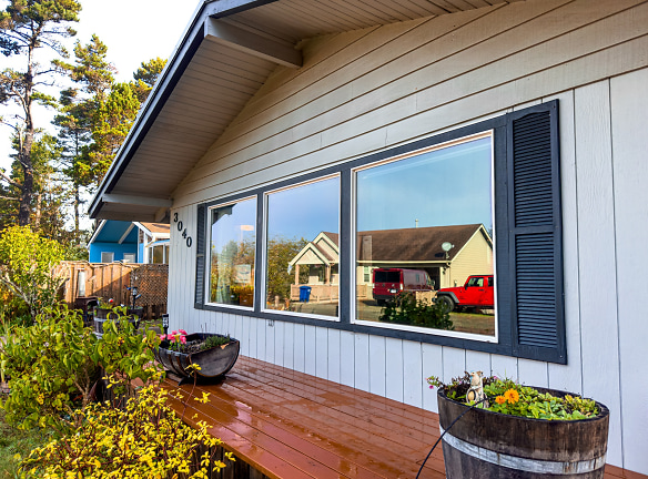 3040 SE Dune Ave - Lincoln City, OR