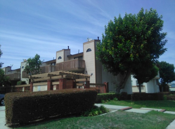 Ranch Springs X Apartments - Lakewood, CA