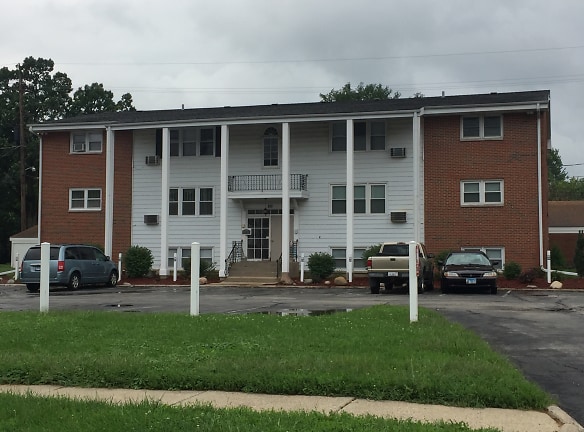 Carriage Court Apartments - Belvidere, IL