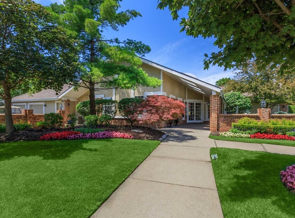 Chimney Hill Apartments - West Bloomfield, MI