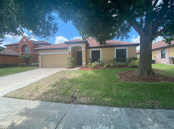 3028 Camino Real Dr S - Kissimmee, FL