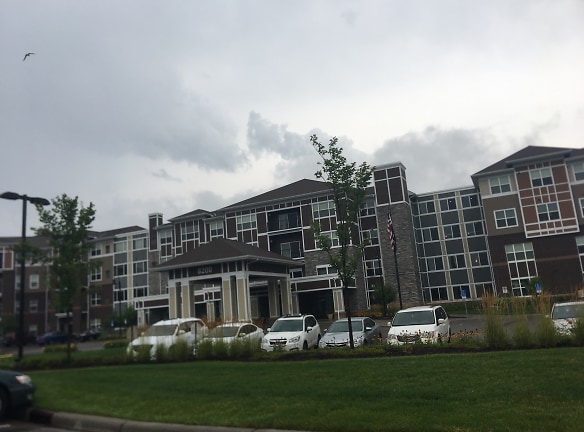 Silvercreek On Main Apartments - Maple Grove, MN