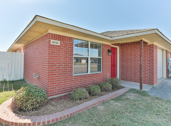 16140/16142 Rolling Meadows Dr. Apartments - Lindale, TX