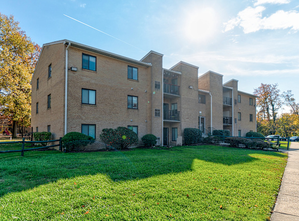 Mallard Courts Apartments - Alexandria, VA