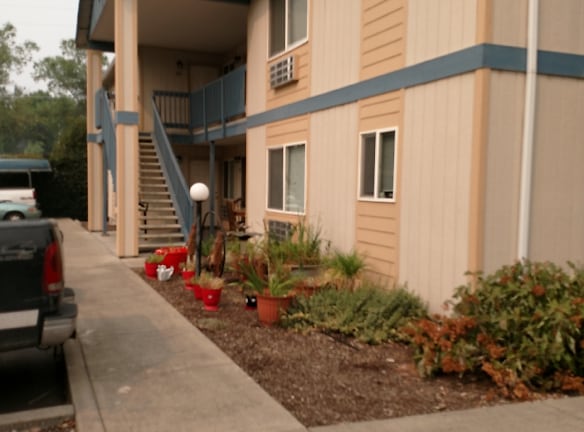 Brentwood Village Apartments - Medford, OR