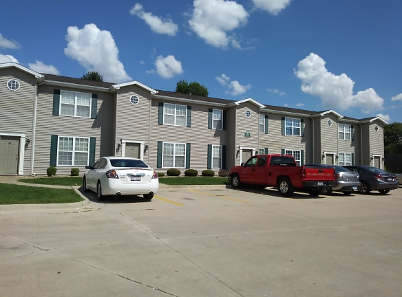 The Oaks Luxury Townhomes Apartments - Normal, IL