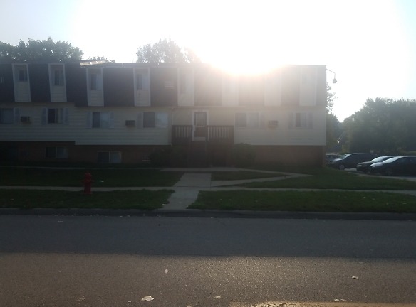 Fox View Apartments - Carpentersville, IL