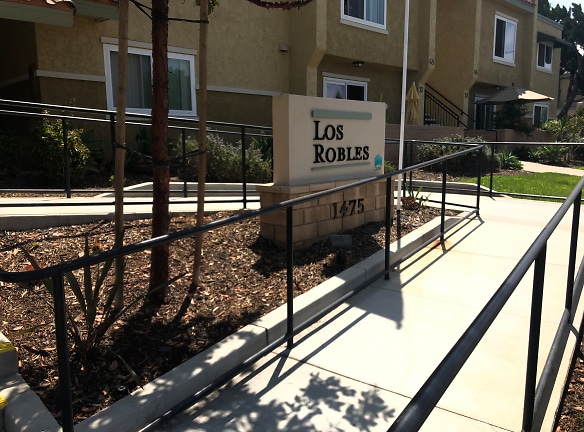 Los Robles Apartments - Vista, CA