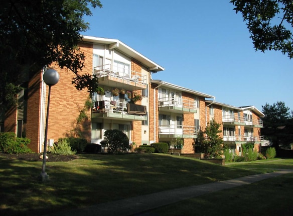 Pinecrest Apartments - Broadview Heights, OH