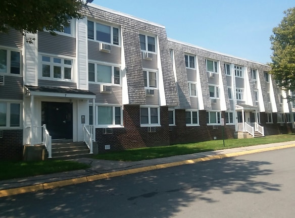 Bayside Village Apartments - Newport, RI