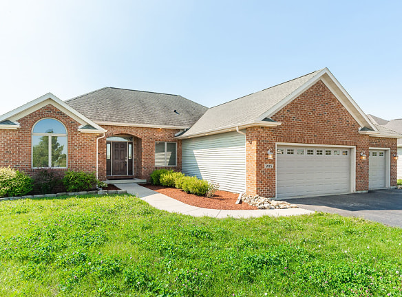 205 Chesterfield Dr - Waterman, IL