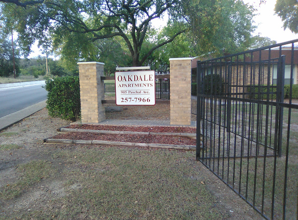 Oakdale Apartments - Kerrville, TX
