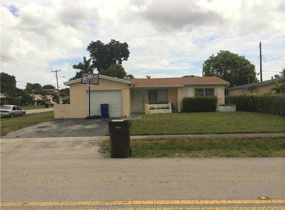 3620 NW 35th Ave - Lauderdale Lakes, FL