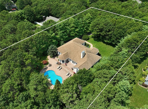 131 Malloy Dr - East Quogue, NY