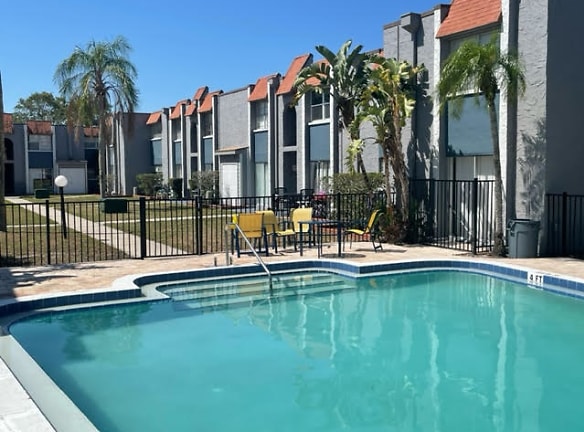 Briar Hill Apartments - Kenneth City, FL