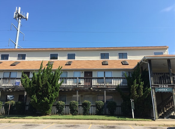 Royal Oaks Apartments - Norfolk, VA