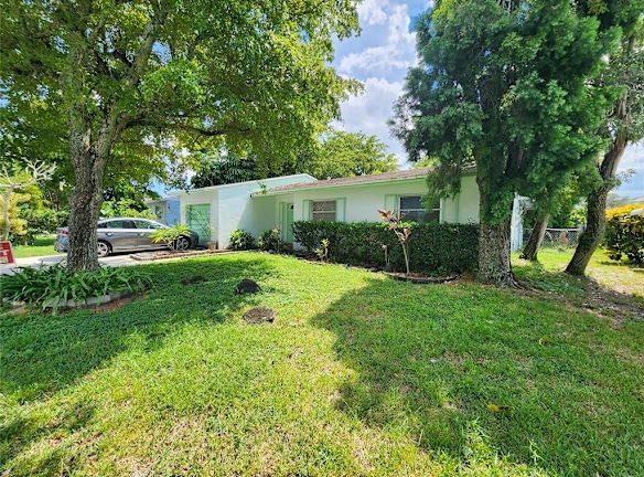 7262 SW 1st St - Margate, FL