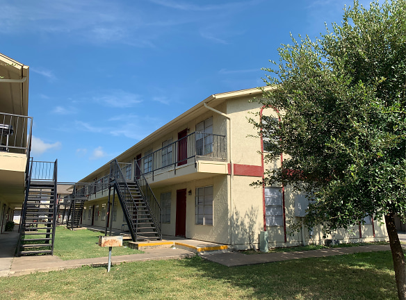 Club View Apartments - San Antonio, TX