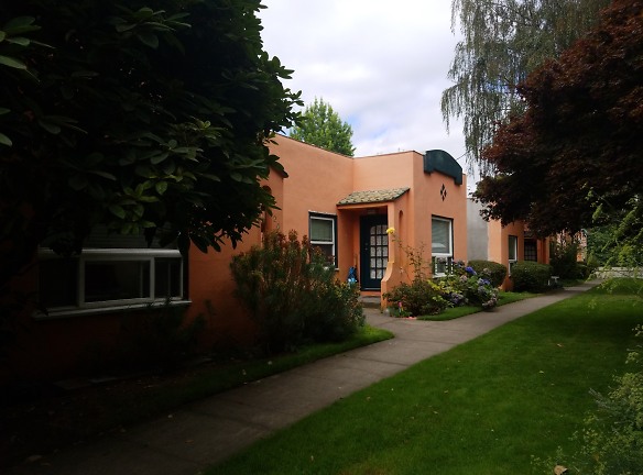 Granada Court Apartments - Portland, OR