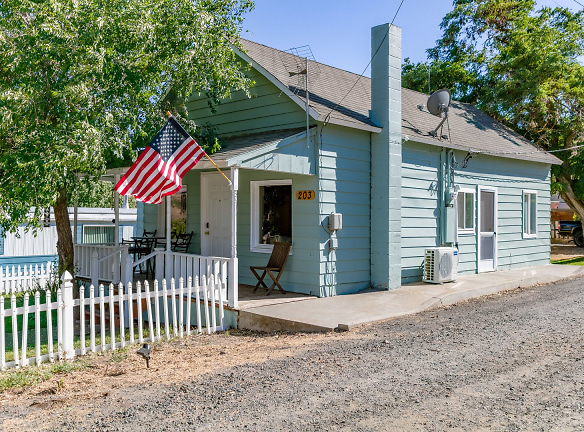 203 6th St - Maupin, OR