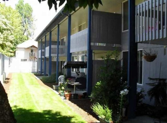 College Manor Apartments - Monmouth, OR