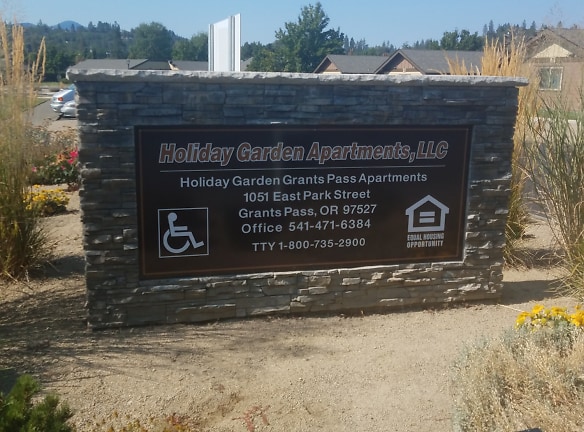 Holiday Garden Grants Pass Apartments - Grants Pass, OR