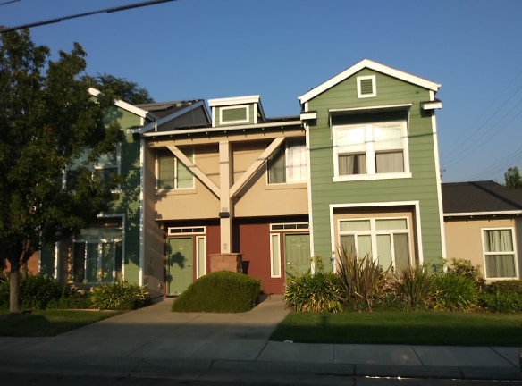 Victory Townhomes Apartments - Sacramento, CA