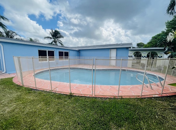 8231 SW 9th Ct - North Lauderdale, FL