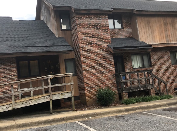 Cedar Wood Apartments - Newton, NC