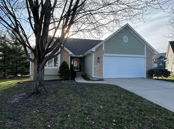 2405 SW Lilly Dr - Lees Summit, MO