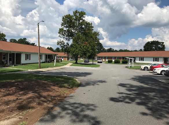 Hillcrest Village Apartments - Fuquay Varina, NC