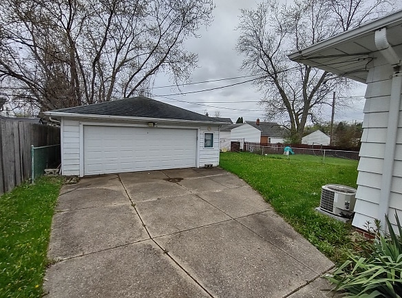 15300 Shirley Ave - Maple Heights, OH