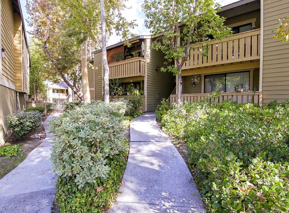 River Oaks Apartments - Lake Forest, CA