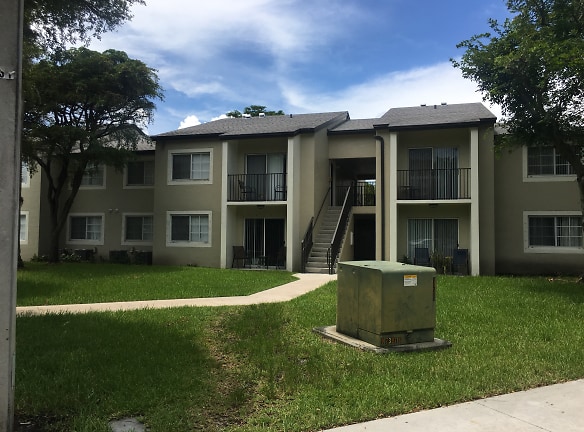 Spinnaker Cove Apartments - Hialeah, FL